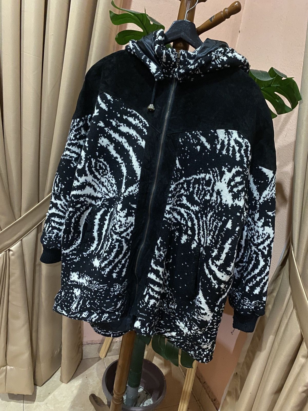 Japanese Brand Vintage Pecato Black White Knit Pattern Hooded Suede Panels Size US L / EU 52-54 / 3 - 2 Thumbnail