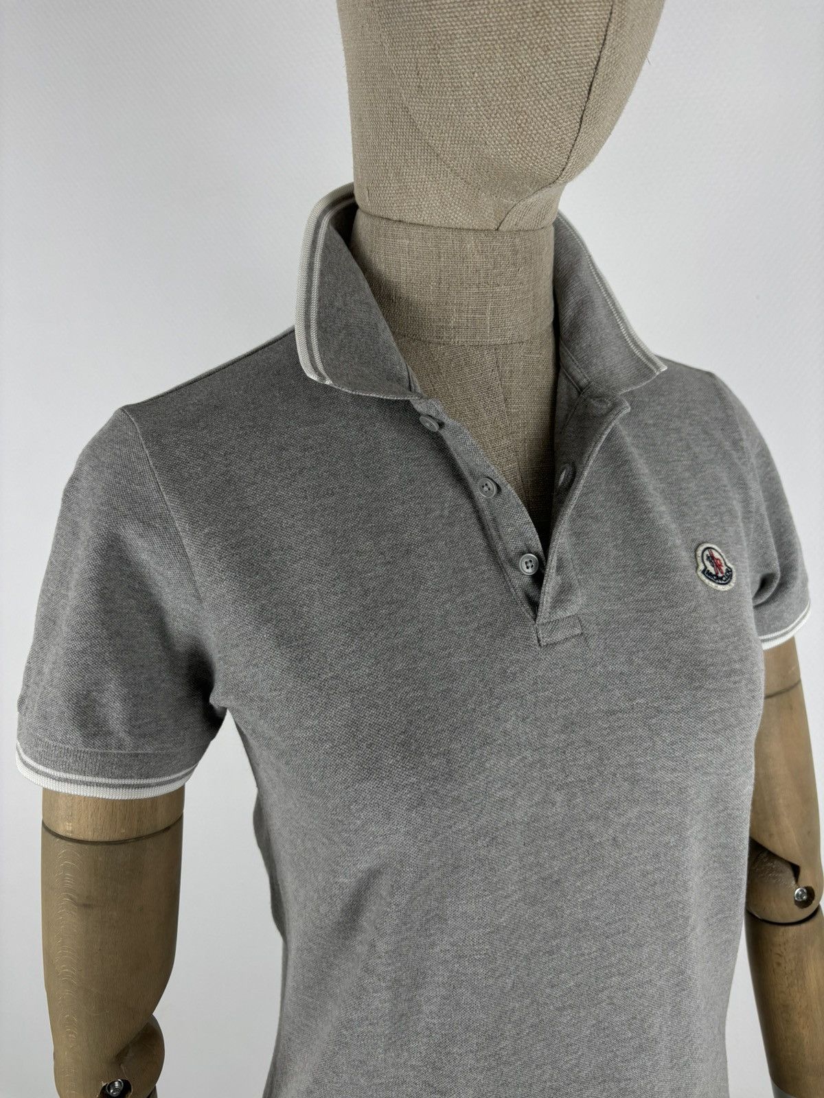 Moncler Women's Gamme Bleu MAGLIA Manica Corta Polo Grey Cotton Patch Logo Buttons T-Shirt Size ONE SIZE - 12 Thumbnail