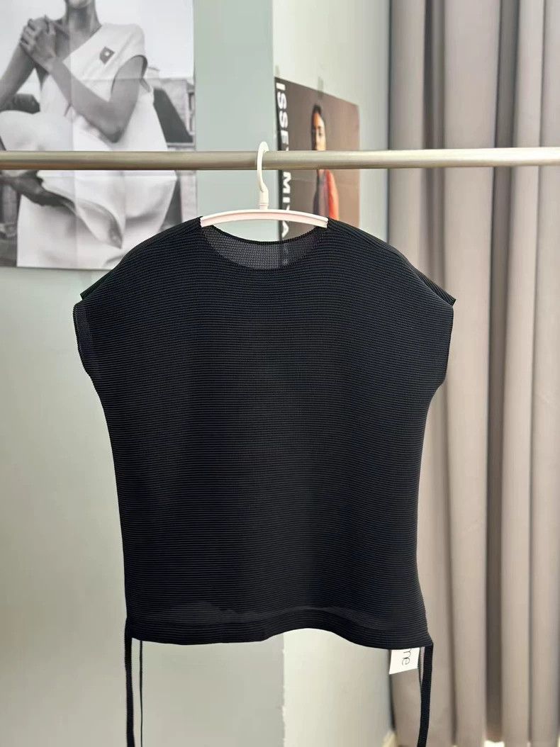 Issey Miyake issey miyake Black pleated vest Size S / US 4 / IT 40 - 1 Thumbnail