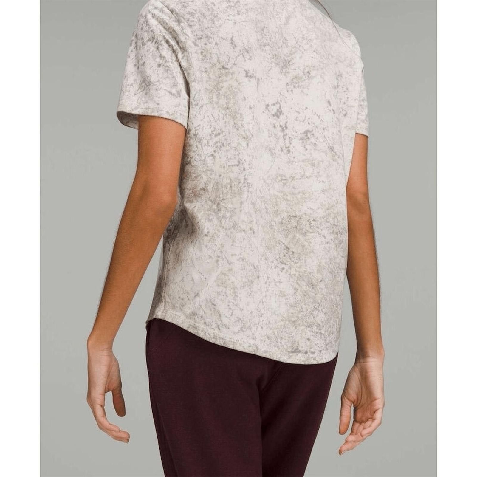 Lululemon Lululemon Size 6 White Crew Neck T-Shirt Short Sleeve Casual Size M / US 6-8 / IT 42-44 - 2 Thumbnail