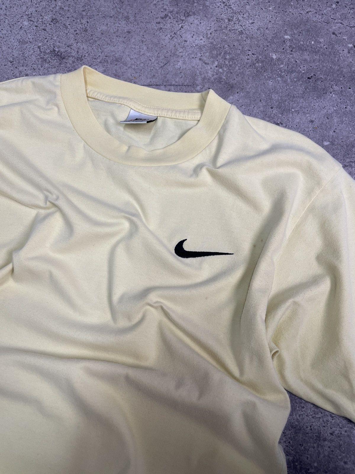 Vintage Vintage Nike Swoosh Tee Centre Logo Y2K T-shirt Size US M / EU 48-50 / 2 - 4 Thumbnail
