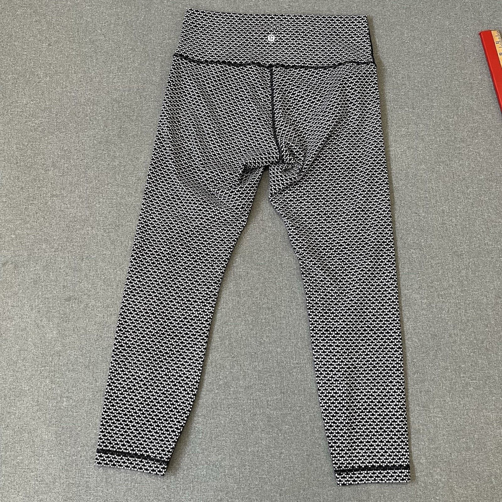 Lululemon Lululemon sz 10 Wunder Under Monochromic iced gray black Size 32" / US 10 / IT 46 - 2 Thumbnail