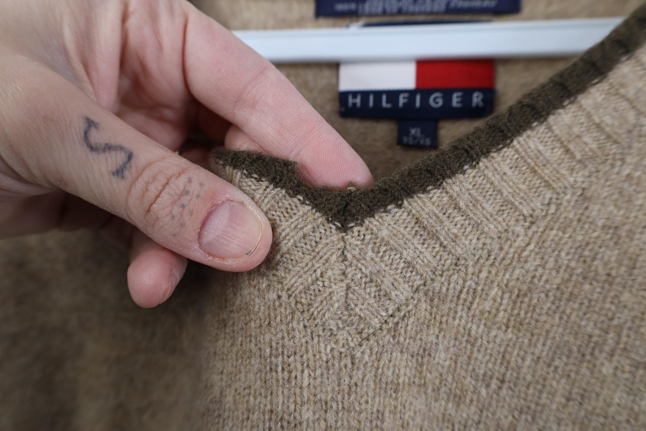 Tommy Hilfiger Vintage 90s Tommy Hilfiger Lambswool Knit V-Neck Sweater Size US XL / EU 56 / 4 - 5 Thumbnail