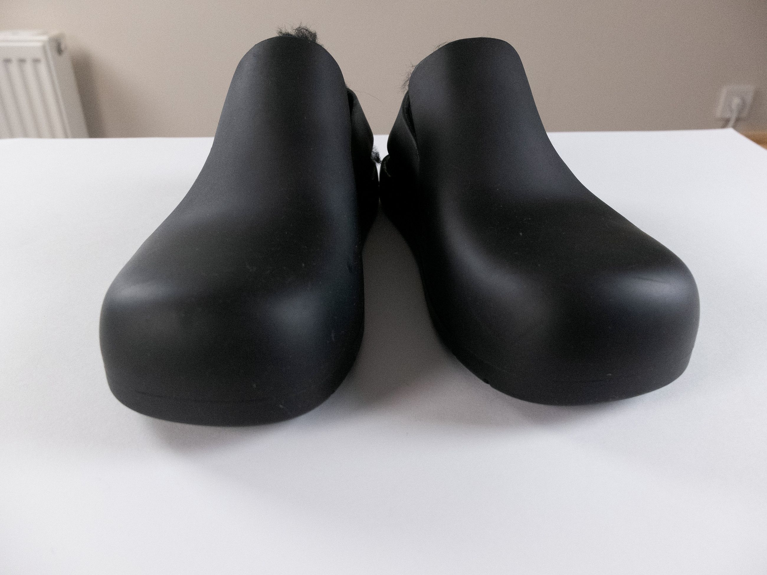 BOTTEGA VENETA Puddle black rubber shearling sandals 9 42