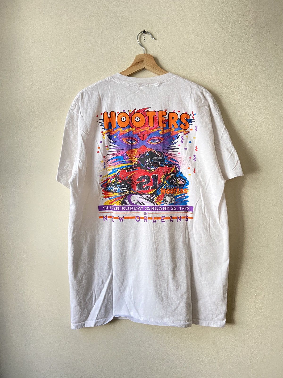 Vintage Vintage 90’s Hooters Football Art NFL white tee shirt | Grailed