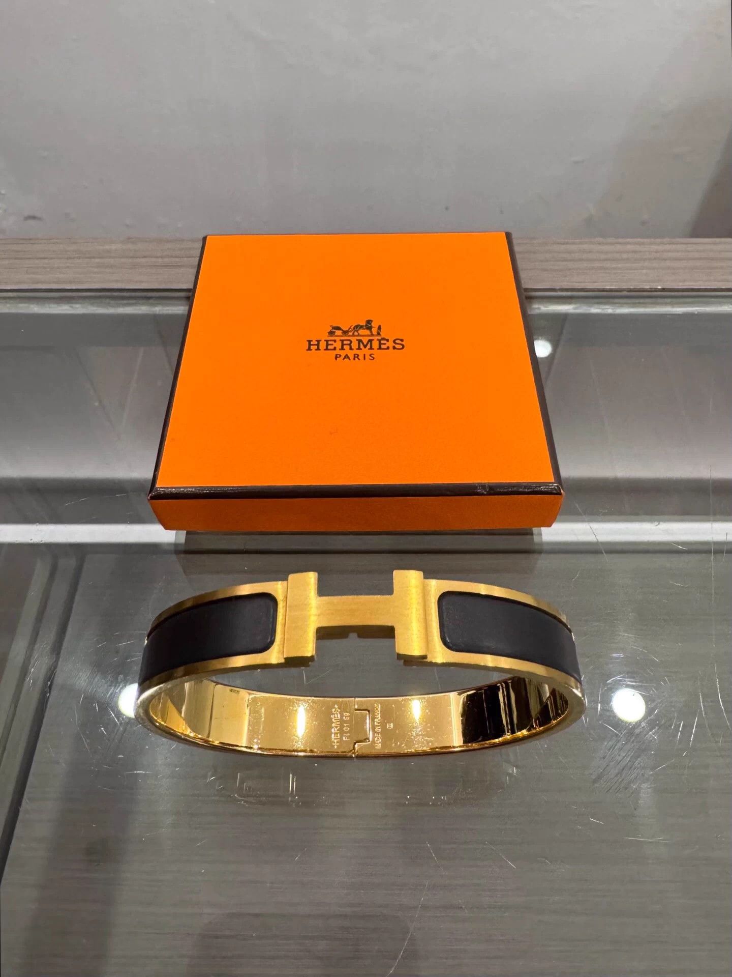 Hermes Hermes Clic H Black Enamel H Gold Bangle T4 99 New Size ONE SIZE - 1 Thumbnail
