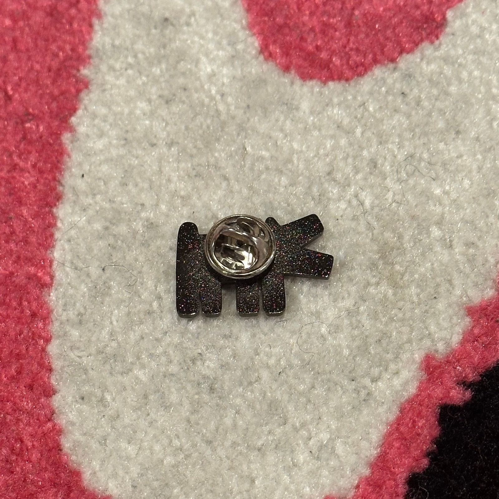 & Other Stories Keith Haring Barking Dog Lapel Pin – Red – Pop Art Size ONE SIZE - 5 Thumbnail