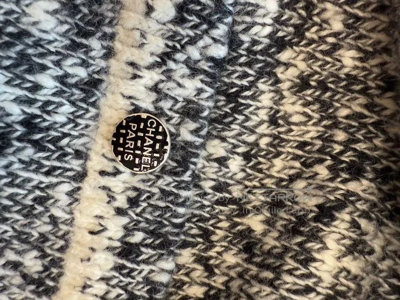 Chanel Chanel V-neck four-pocket black and white blended cashmere Size XS / US 0-2 / IT 36-38 - 5 Thumbnail