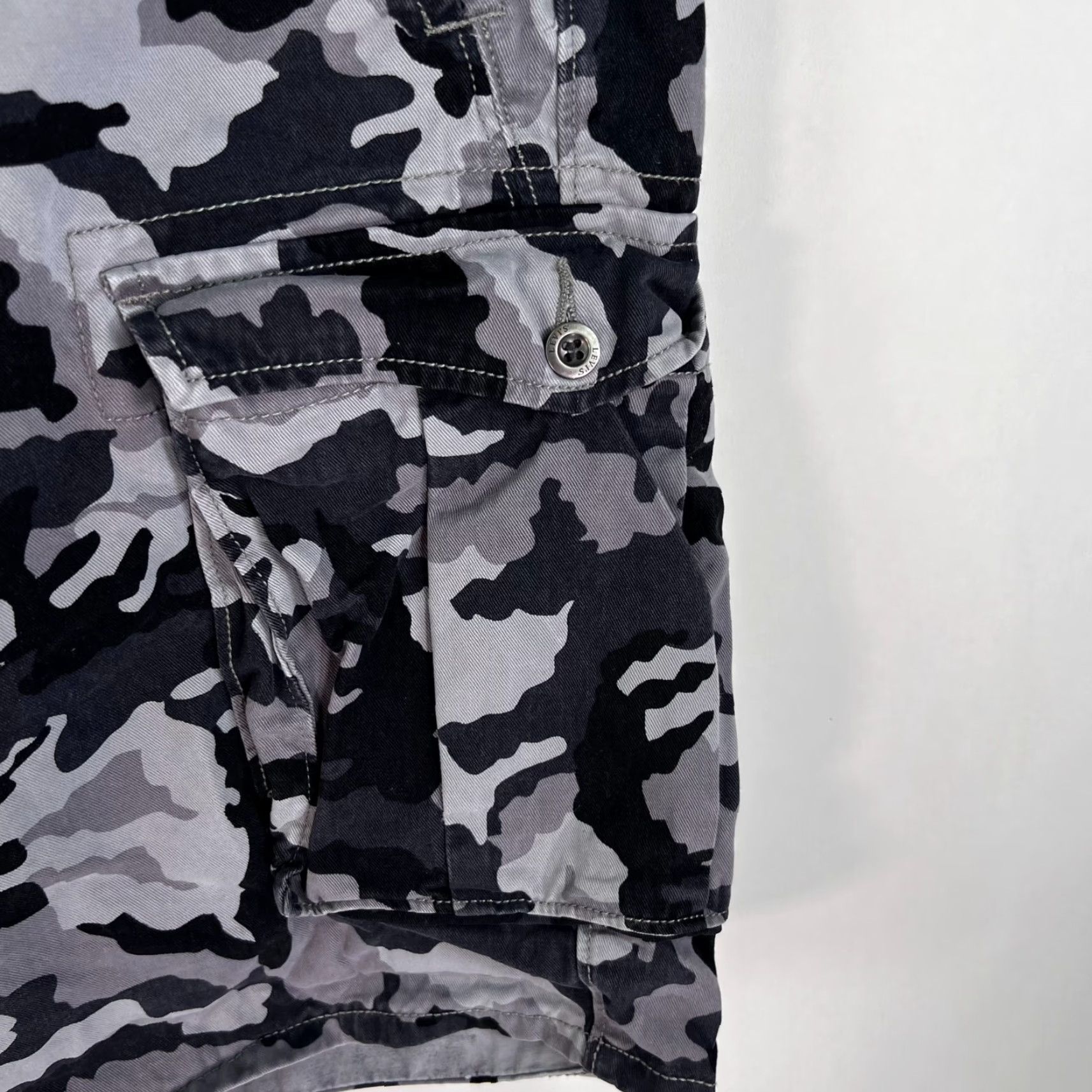 Levi's VINTAGE Levis Camo Cargo Shorts Mens Size 42 Gray Pocket Size US 42 / EU 58 - 2 Thumbnail
