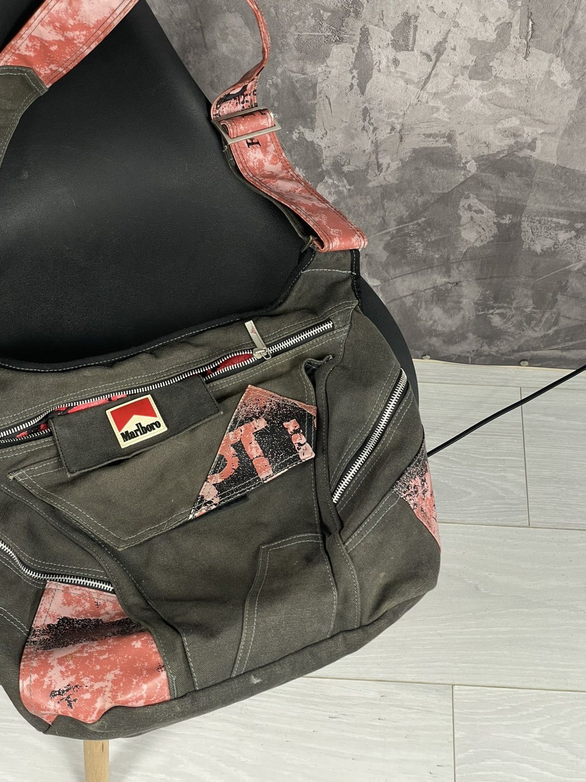 Japanese Brand × Le Grande Bleu (L.G.B.) × Marlboro Vintage Marlboro Y2K Zip sling bag Crossbody Archive Size ONE SIZE - 4 Thumbnail