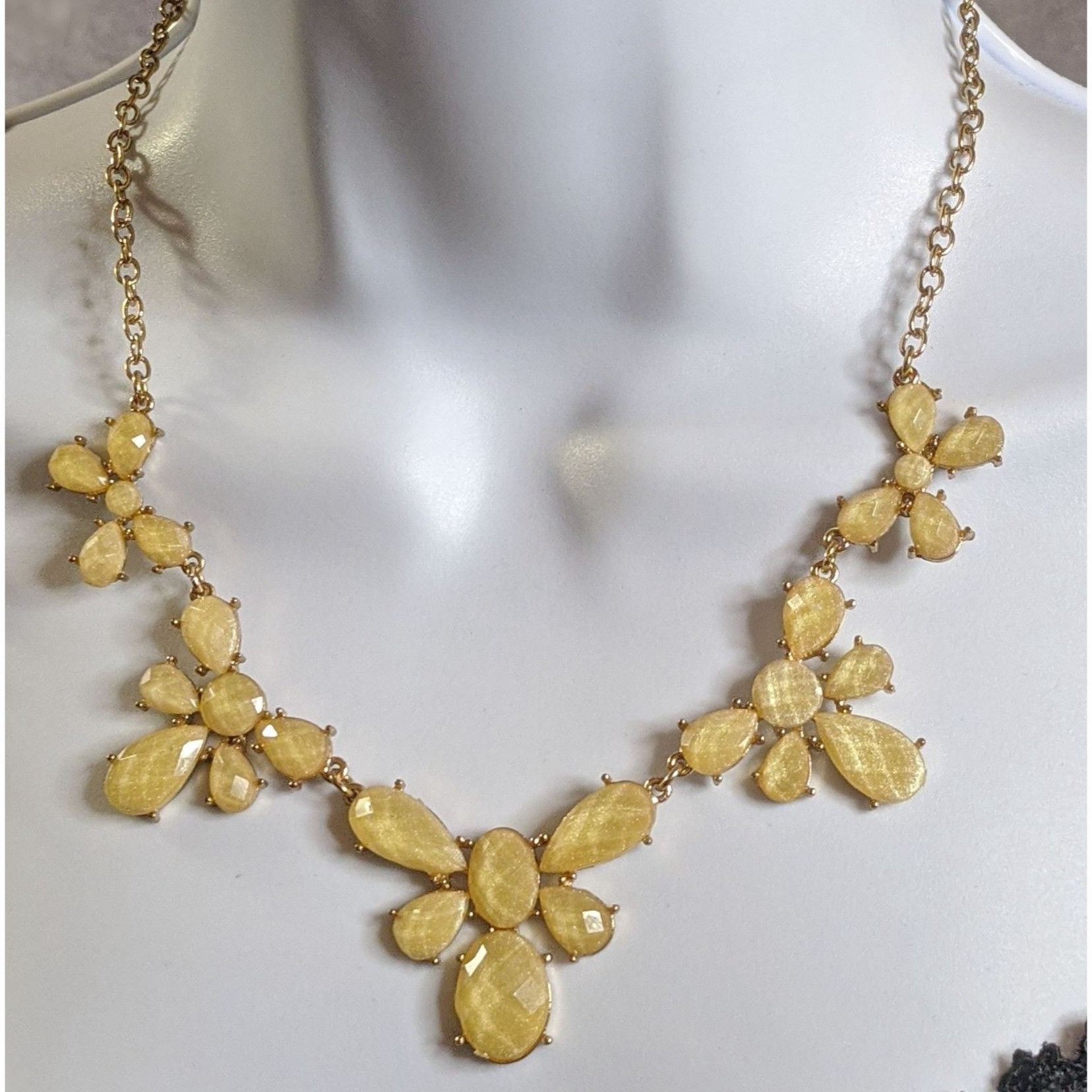 Other Simply Vera Vera Wang Yellow Gold-Tone Floral Statement Neck Size ONE SIZE - 1 Thumbnail