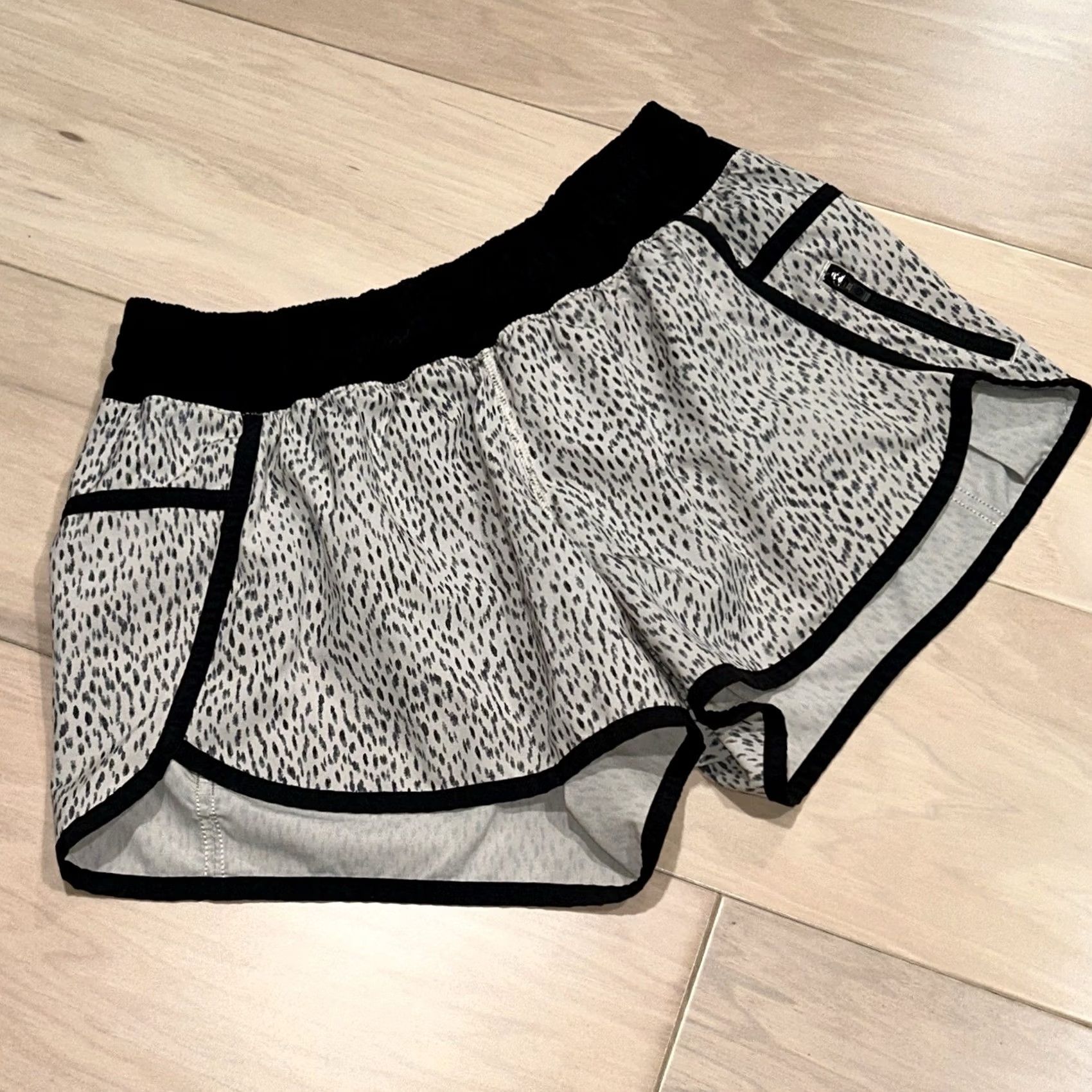Lululemon Lululemon Tracker Short Lined 3.5" Inseam Women’s 6 Tan Cheetah Print Athletic Shorts Womens Regular 6 Size 28" / US 6 / IT 42 - 2 Thumbnail