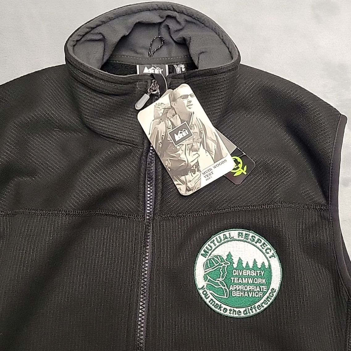 Vintage REI Muir Woods Vest Men Medium Black Full Zip Fleece Outdoor Hiking Size US M / EU 48-50 / 2 - 2 Thumbnail