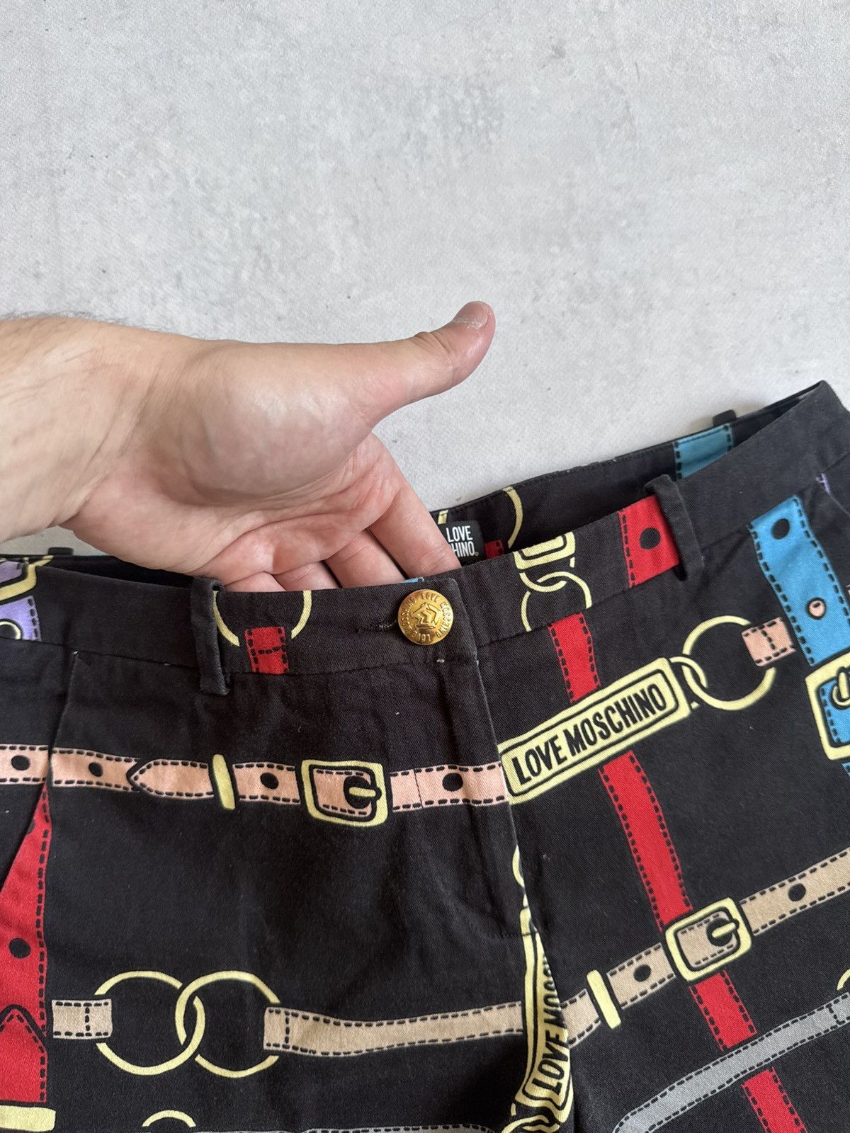 Love Moschino Rare Love Moschino Belt Print Y2K Women Shorts Cropped Vibe Size 28" / US 6 / IT 42 - 7 Thumbnail
