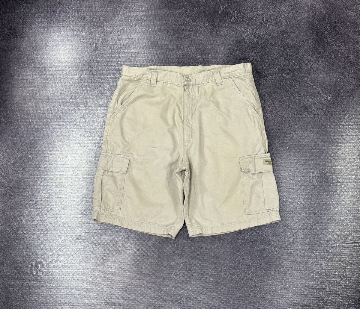 Vintage Vintage Wrangler Y2K American Beige Hype Baggy Cargo Shorts Size US 38 / EU 54 - 1 Thumbnail
