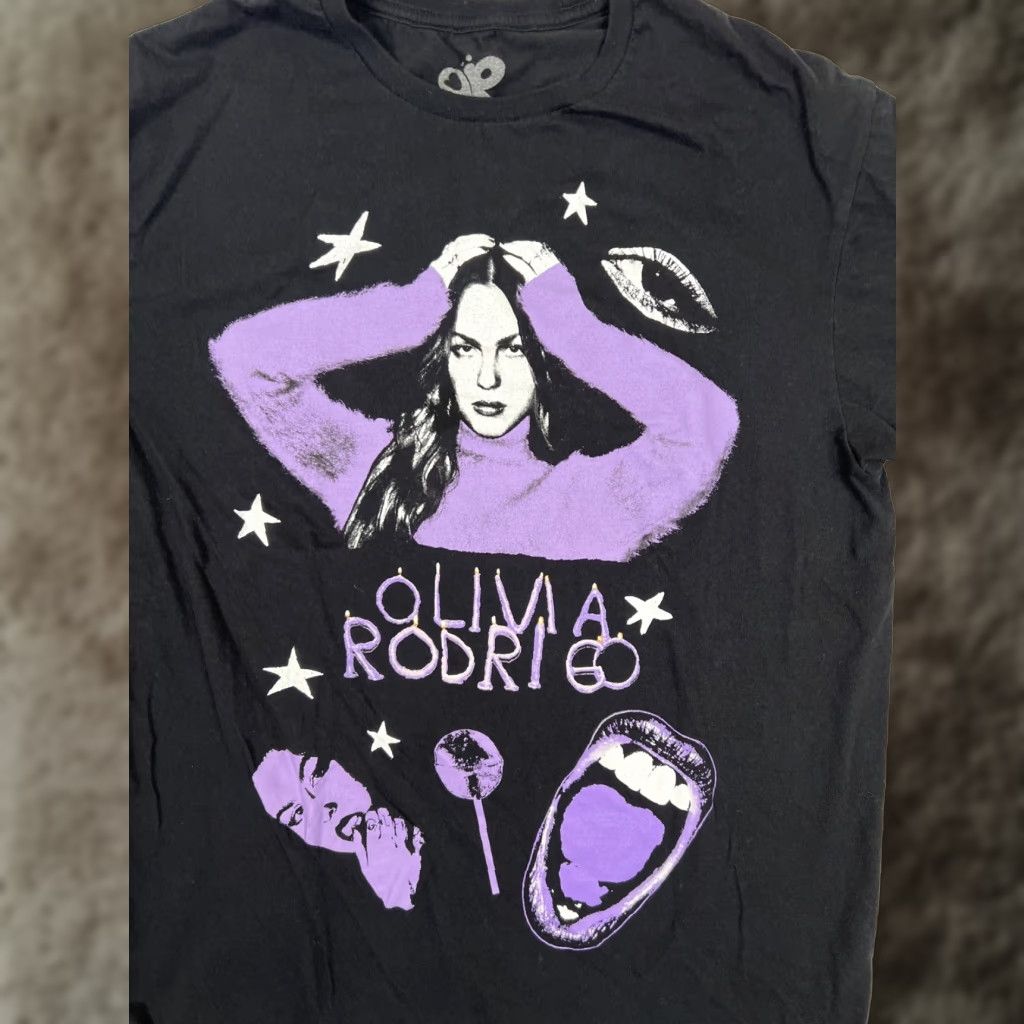 Vintage Olivia Rodrigo World Tour Live T-Shirt Size Large Concert Merch Shirt Women Size L / US 10 / IT 46 - 1 Thumbnail