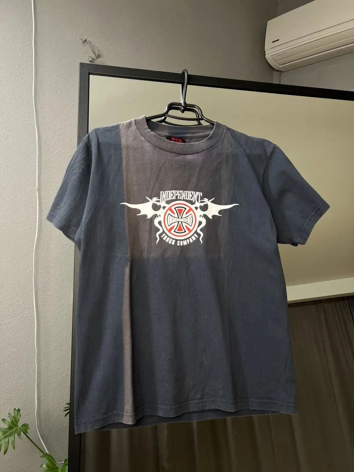 Vintage Vintage Y2K Independent faded t-shirt crash distressed USA Size US M / EU 48-50 / 2 - 2 Thumbnail