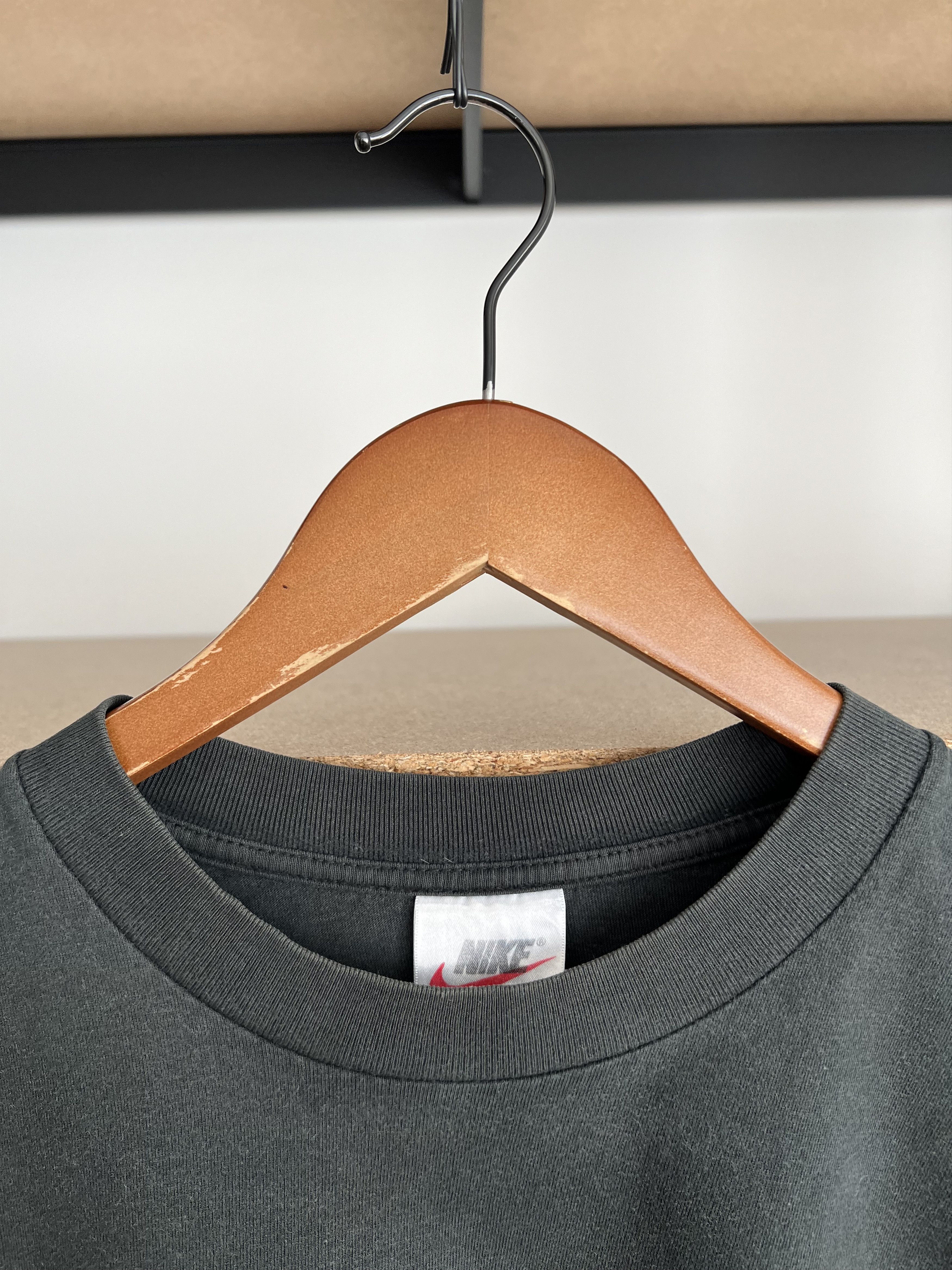 Nike Vintage 90s Nike Faded Black T-shirt Size US L / EU 52-54 / 3 - 8 Thumbnail