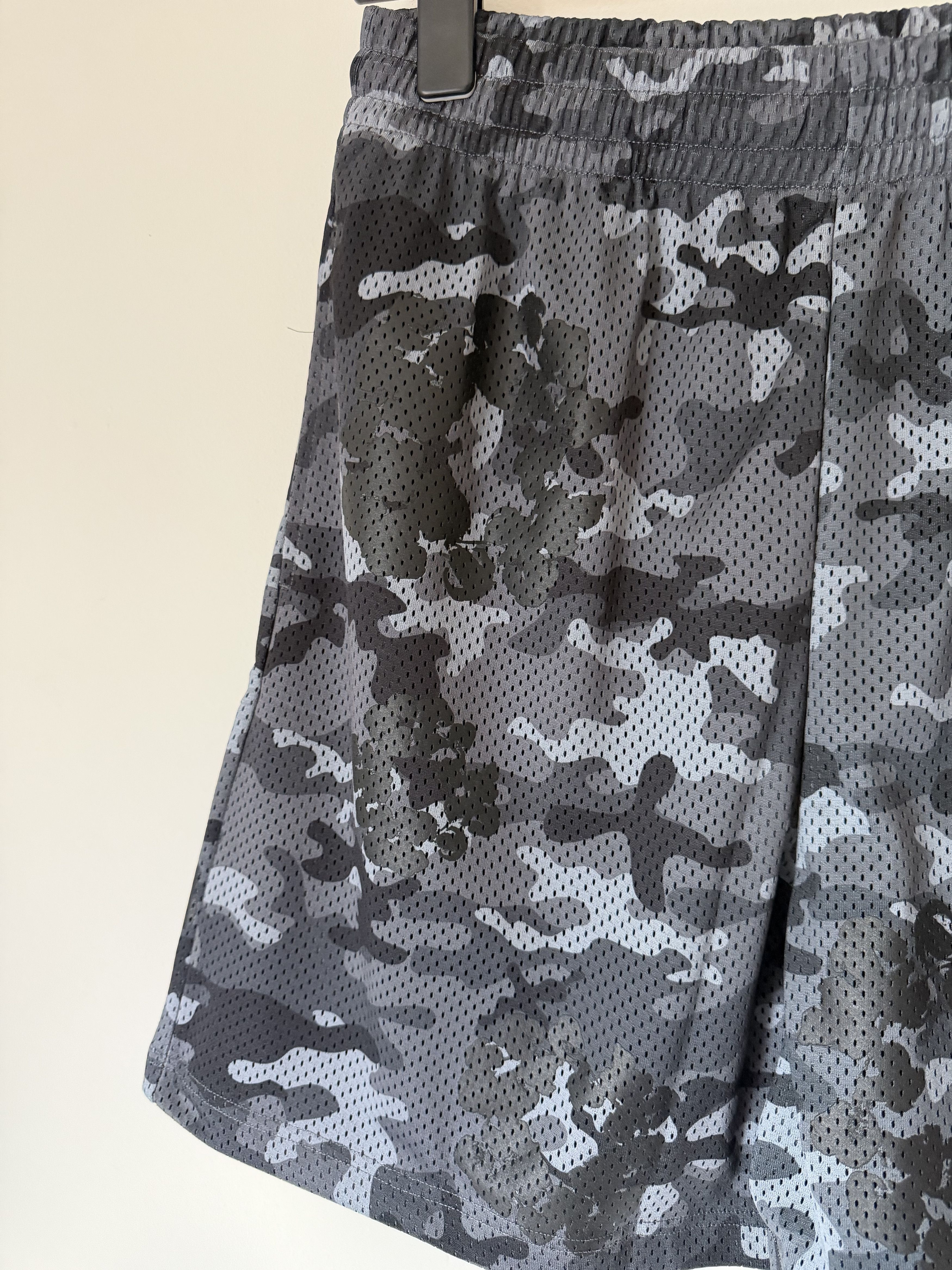 DENIM TEARS Denim Tears Cotton Wreath Camo Shorts in Black Size US 32 / EU 48 - 2 Thumbnail