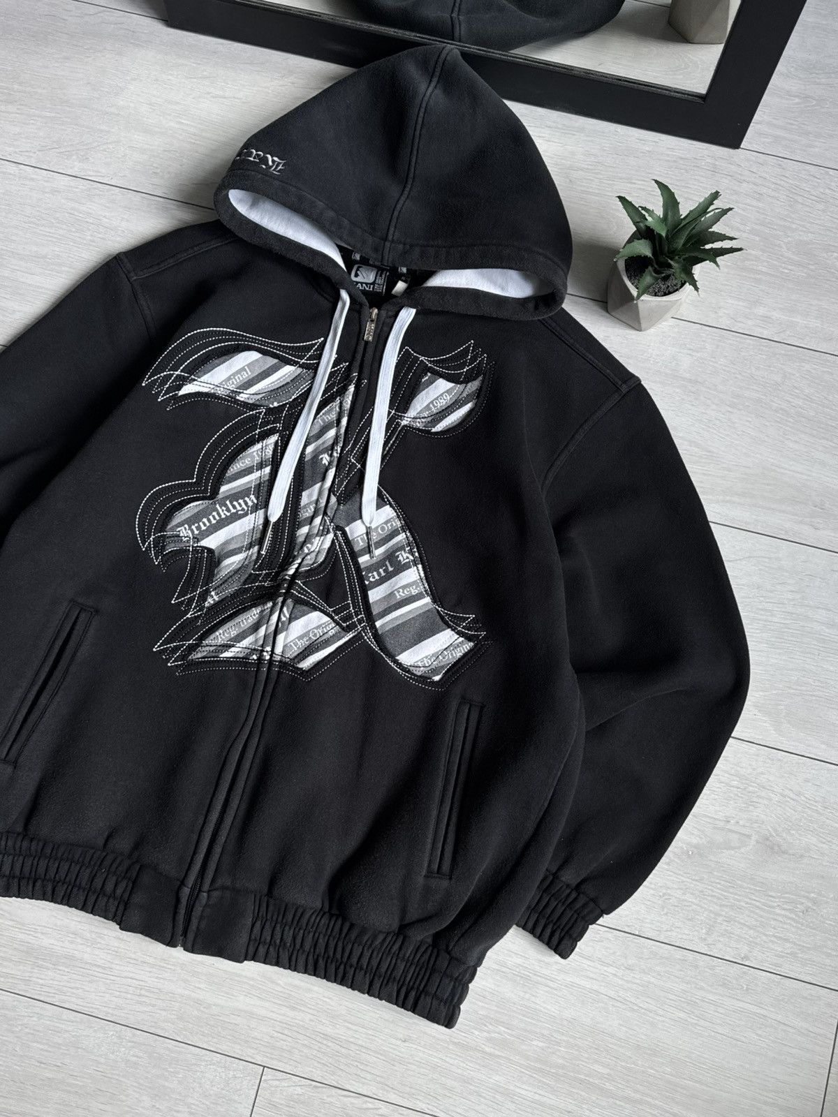 Karl Kani Vintage Karl Kani Y2K Big Logo Zip Hoodie Jacket Size US M / EU 48-50 / 2 - 3 Thumbnail