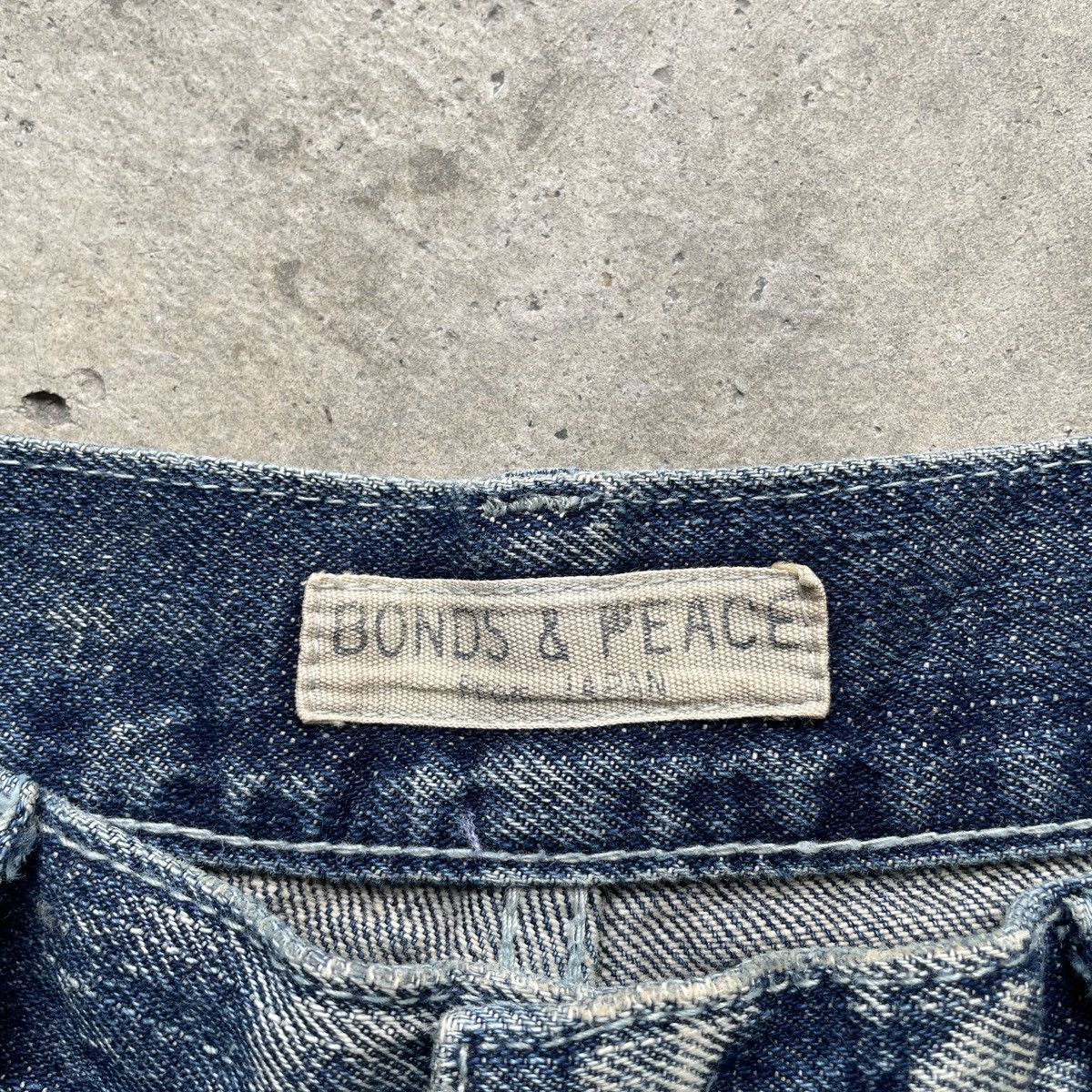 Japanese Brand Rare Vintage Bonds & Peace Distressed Faded Jeans Pants W31 Size US 31 - 6 Thumbnail