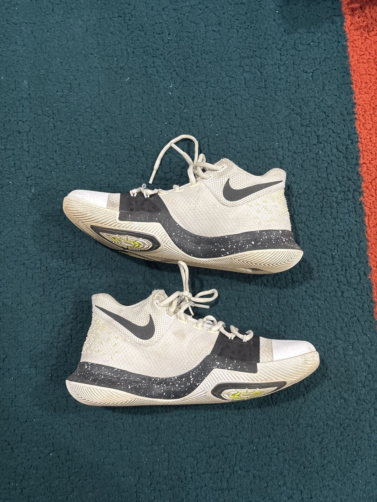 Nike Nike Kyrie 3 White and Black Size US 9 / EU 42 - 6 Thumbnail