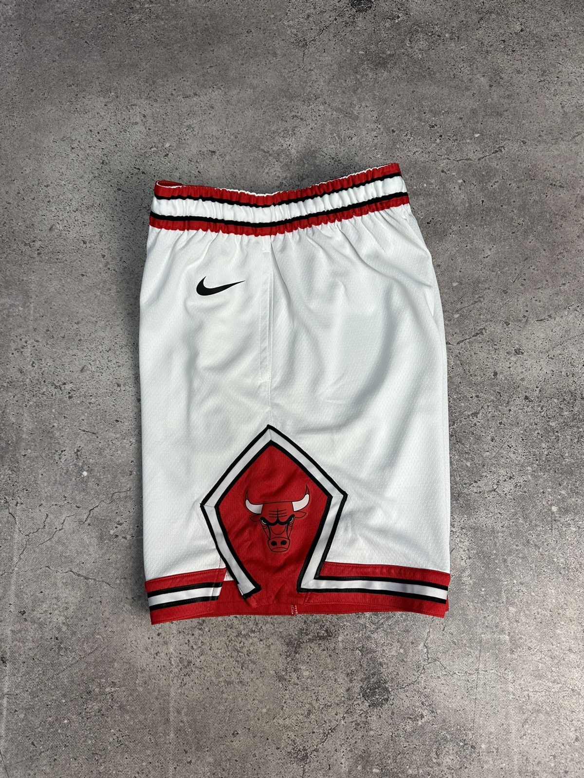 NBA × Vintage Vintage Nike Chicago Bulls NBA Shorts Association Edition Size US 34 / EU 50 - 5 Thumbnail