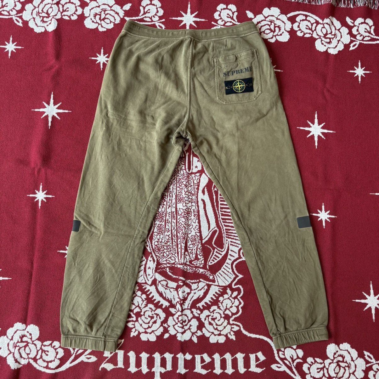 Stone Island × Supreme Used FW17 Supreme Stone Island Sweatpants Size L Olive Size US 34 / EU 50 - 2 Thumbnail