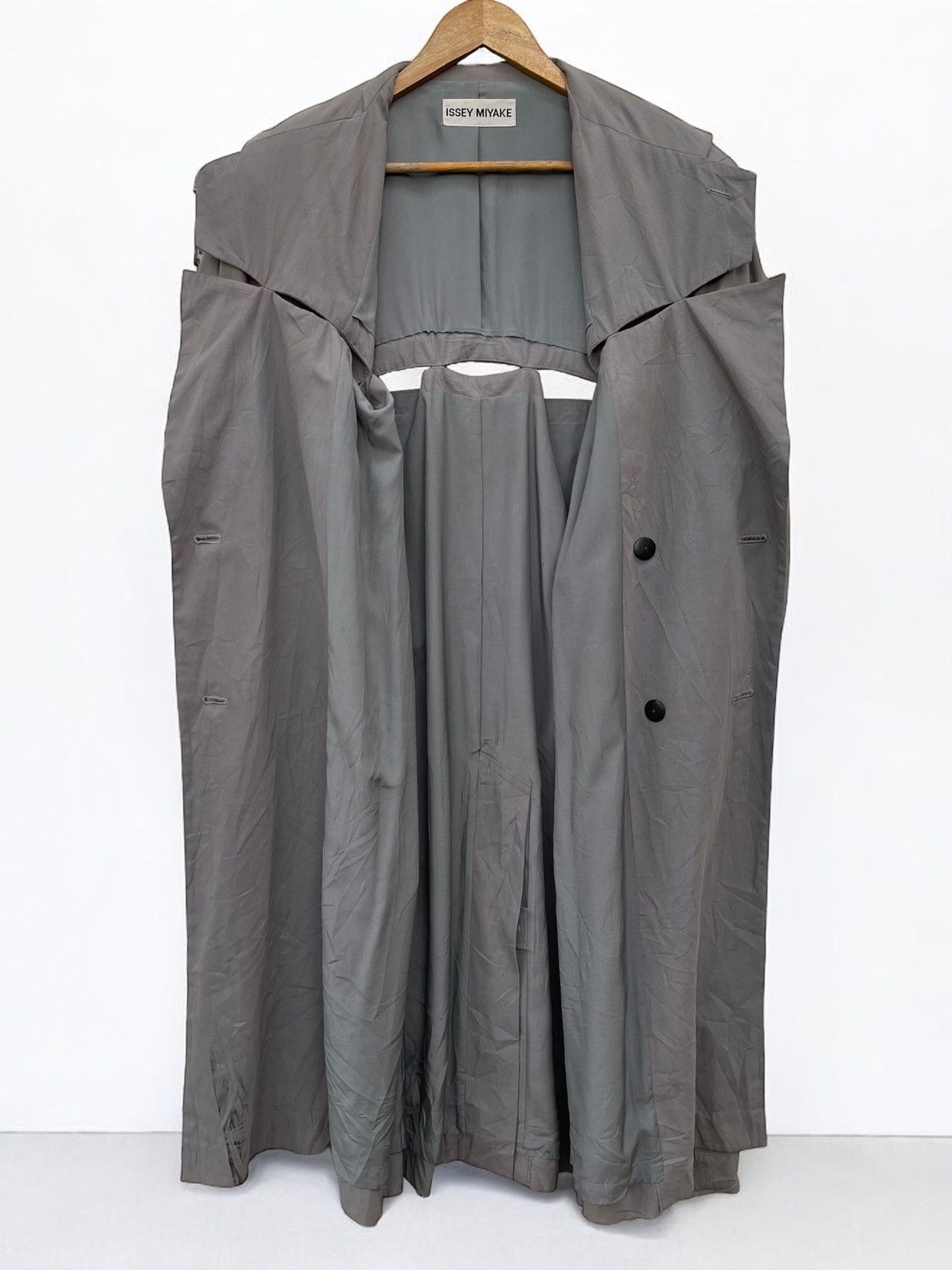Issey Miyake 🔥A/W 1990'S ISSEY MIYAKE DOUBLE BREASTED CUT-OUT OVERCOAT Size US M / EU 48-50 / 2 - 3 Thumbnail