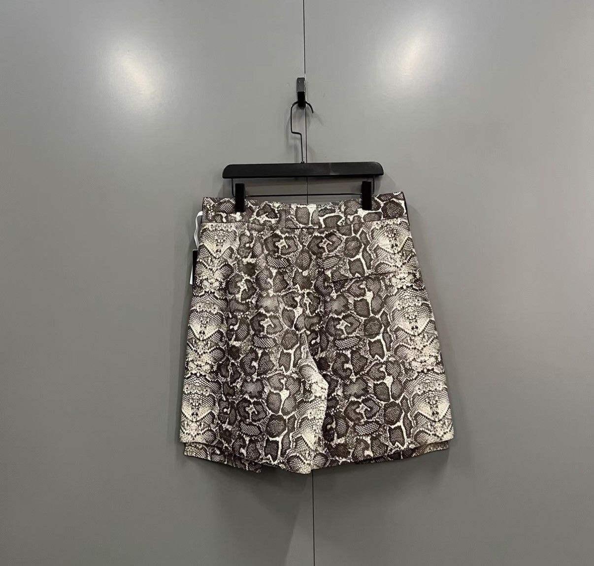 Dior Dior × Travis Scott Snake Pattern Cargo Shorts J41 Size US 32 / EU 48 - 2 Thumbnail