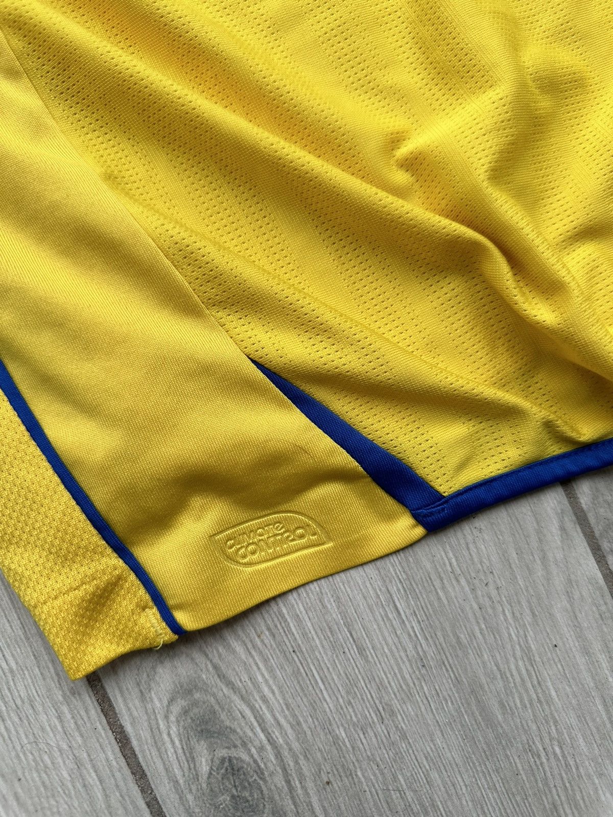 Umbro SWEDEN SVERIGE 2009 SIZE M UMBRO FOOTBALL SHIRT Size US M / EU 48-50 / 2 - 11 Thumbnail