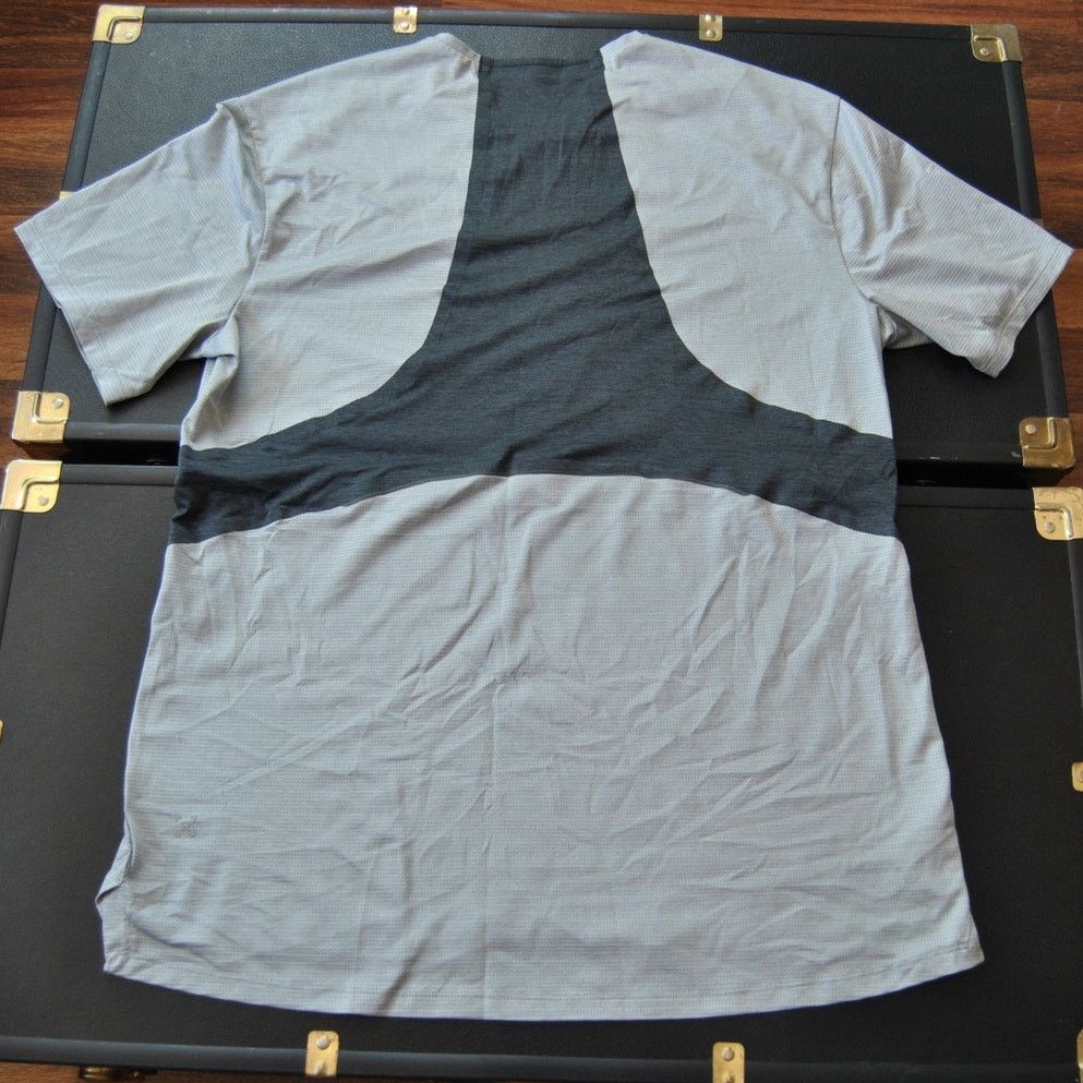 Lululemon Lululemon Two Toned Gray Short Sleeve Shirt Size US L / EU 52-54 / 3 - 8 Thumbnail