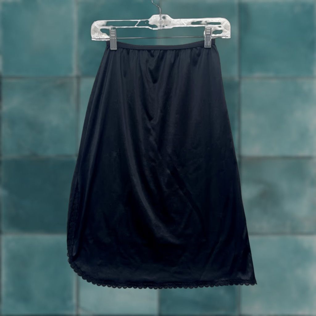 Vintage VINTAGE Suzy Slip Skirt Black Nylon Lace Slit Victorian Edwardian Midi S Small Women Girls Size 28" / US 6 / IT 42 - 1 Thumbnail