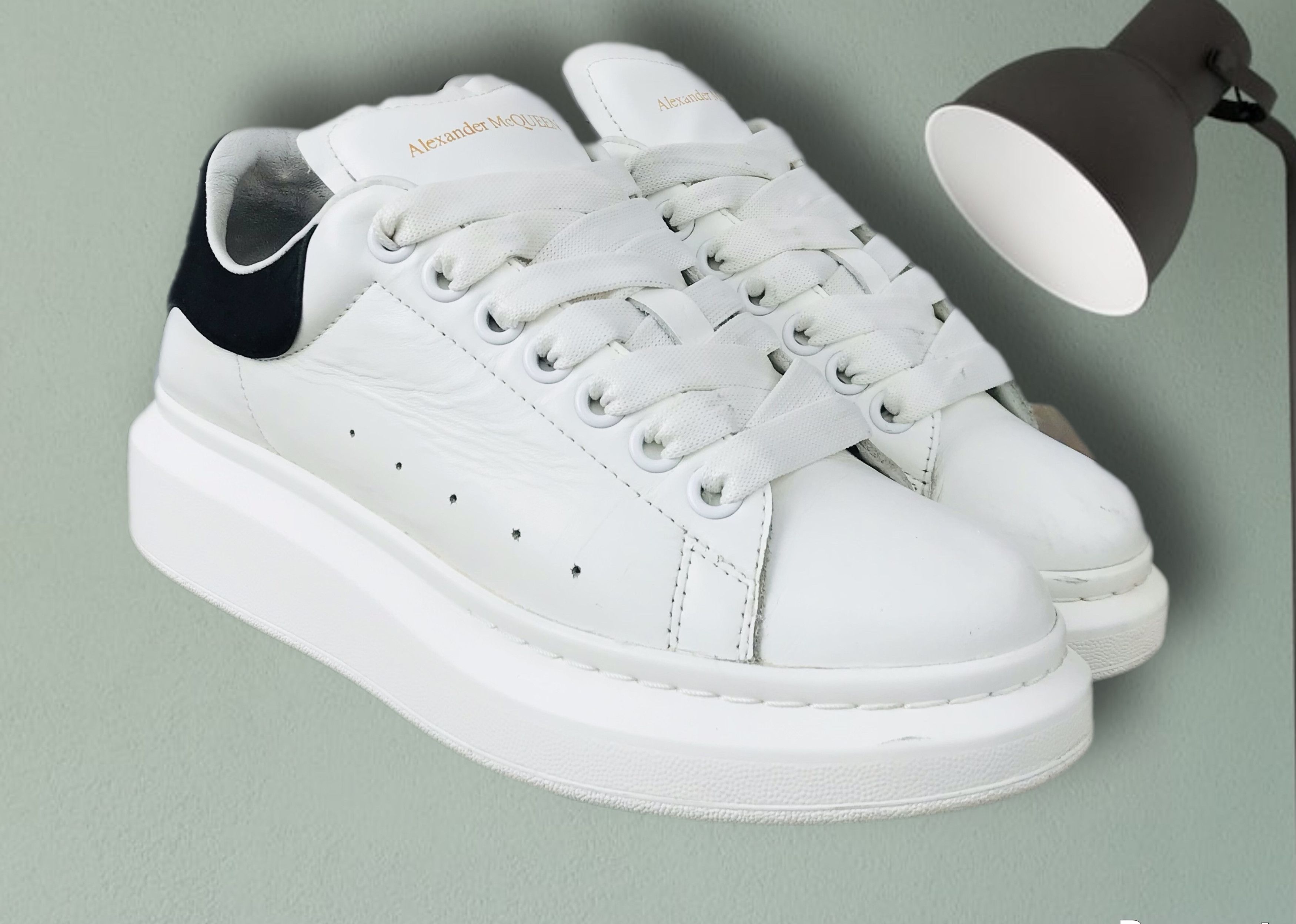 スニーカー Oversized suede sneakers with engraved logo on the front Alexander McQueen Oversized Suede Sneakers With Engraved