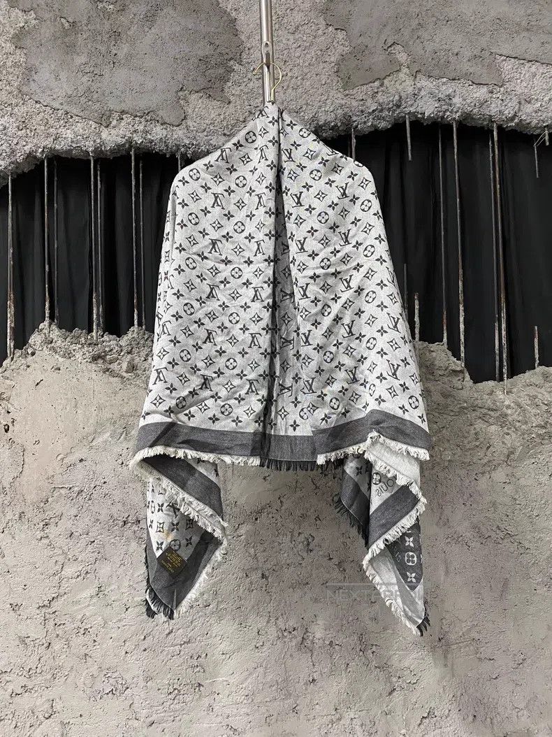 Louis Vuitton Louis Vuitton Shawl Scarf Size ONE SIZE - 1 Thumbnail