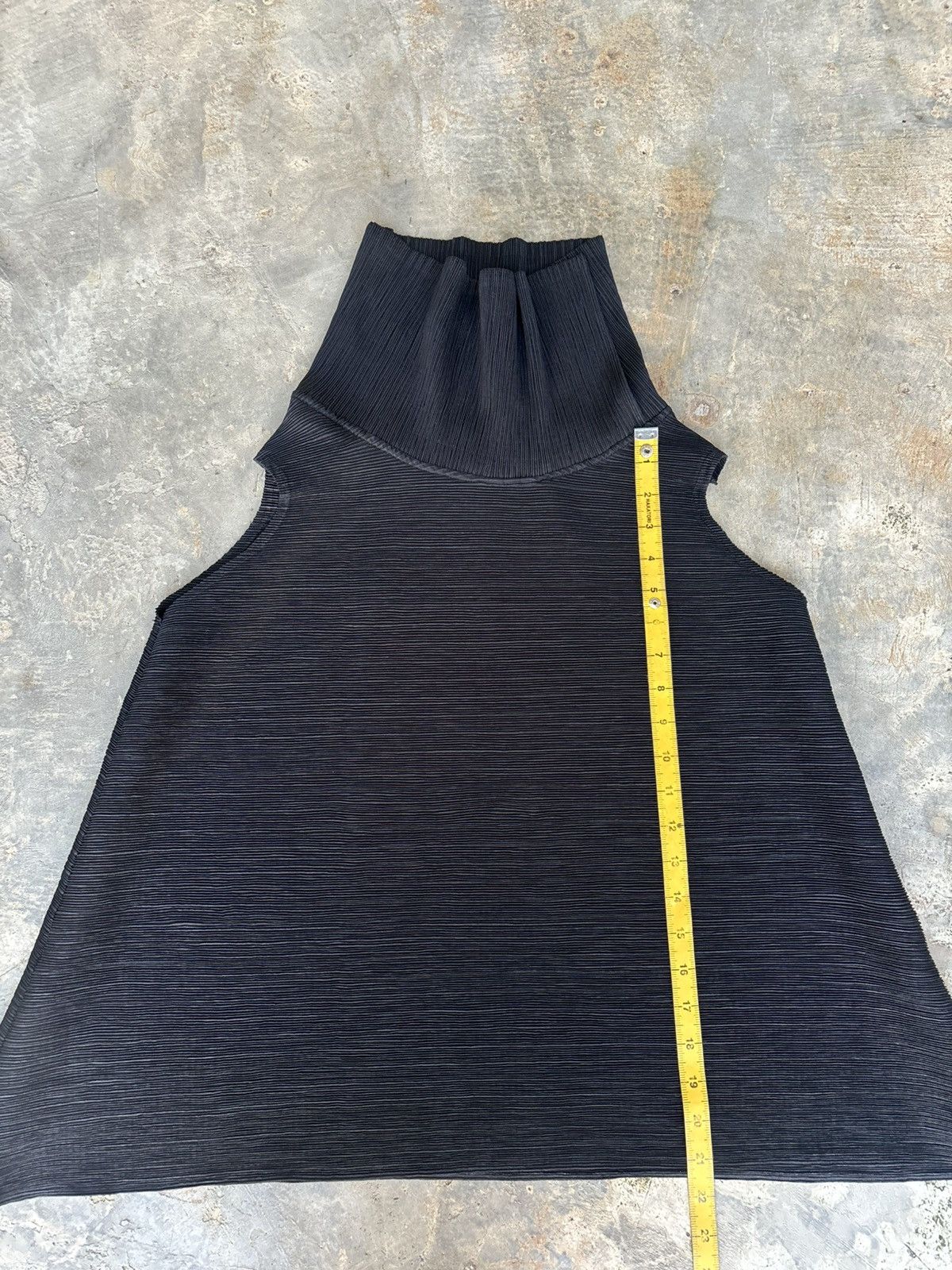 Pleats Please Issey Miyake Koibito misaki Issey Miyake Pleats Style Tank tops Size ONE SIZE - 12 Thumbnail