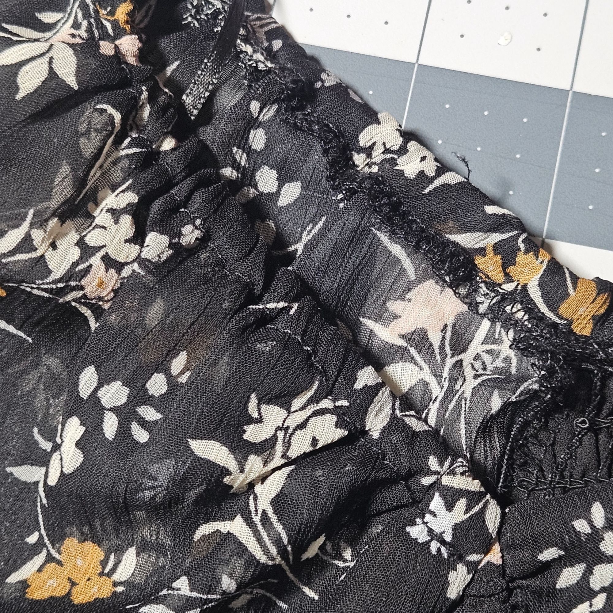 Other All In Favor Women’s Smocked Floral Blouse Black M Ruched Co Size M / US 6-8 / IT 42-44 - 9 Thumbnail