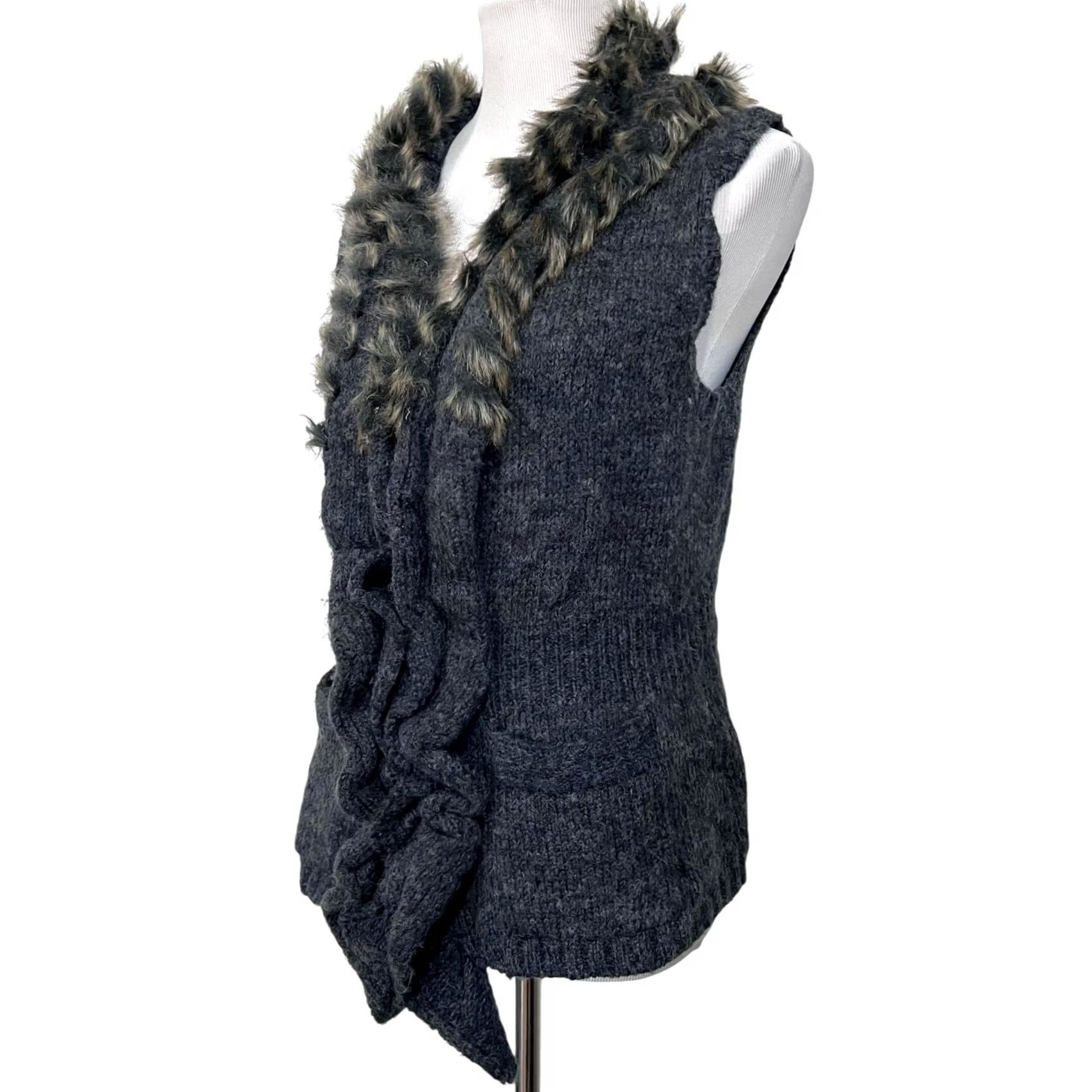 Vintage Sioni Women’s Sweater Vest Wool Blend Ruffle Faux Fur Trim Gray Size Small Vest Women Wool Blend Fur Trim Casual Party/Cocktail Sl Centered on Gray Size S / US 4 / IT 40 - 4 Thumbnail
