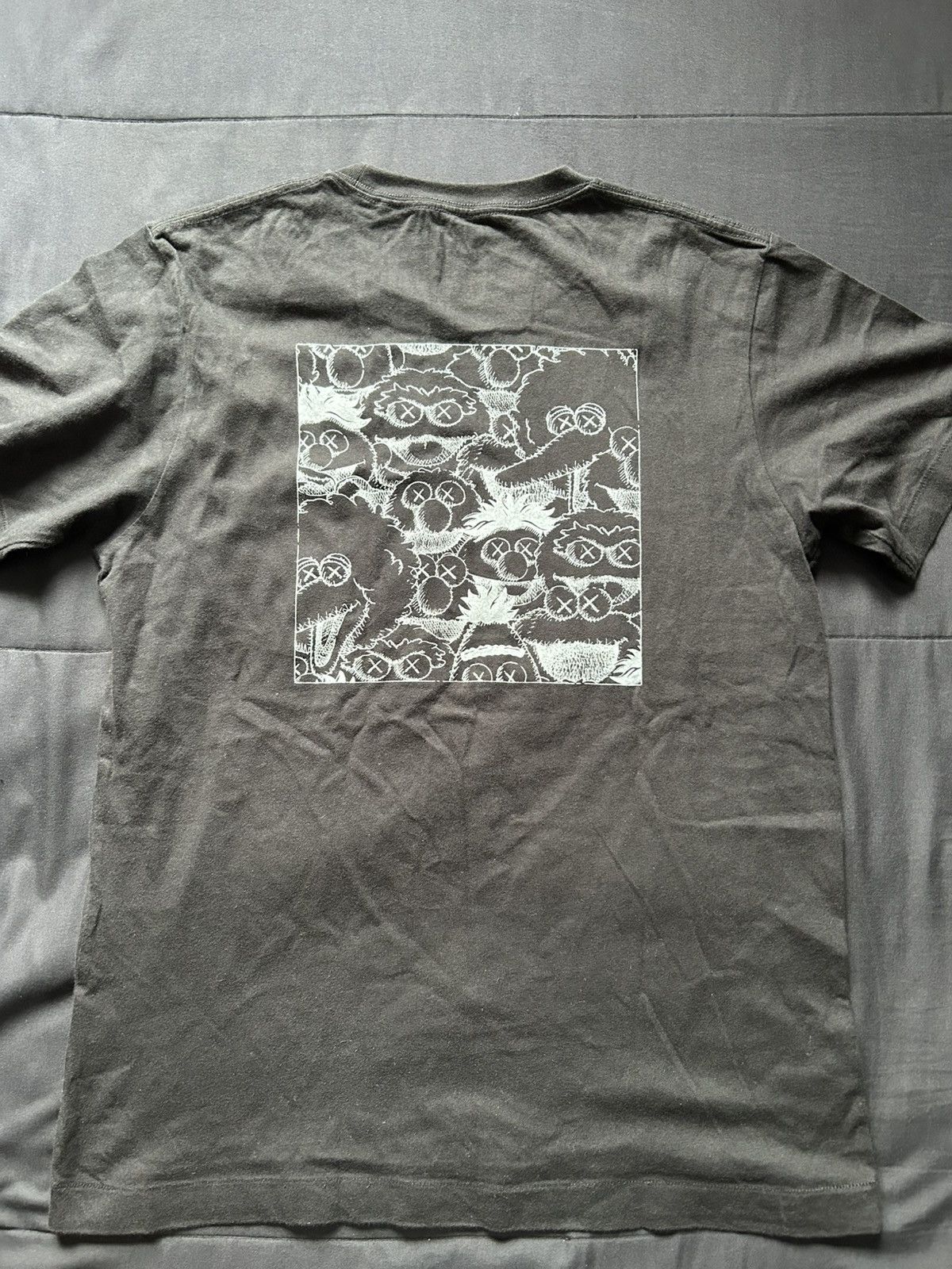 Kaws × Uniqlo Kaws x Uniqlo Sesame Street Shirt Size US S / EU 44-46 / 1 - 2 Thumbnail