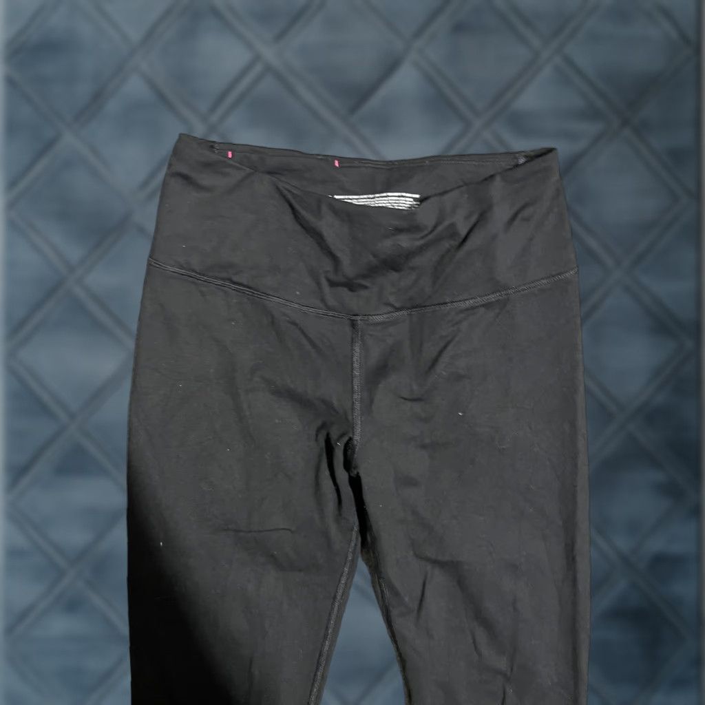 Victoria's Secret VSX Sport Victoria's Secret Capri Leggings S Black Victoria Sport Cropped Pants Activewear Womens Skinny Inseam 22 Fibers Blended Tight Knit Capris Size 28" / US 6 / IT 42 - 1 Thumbnail