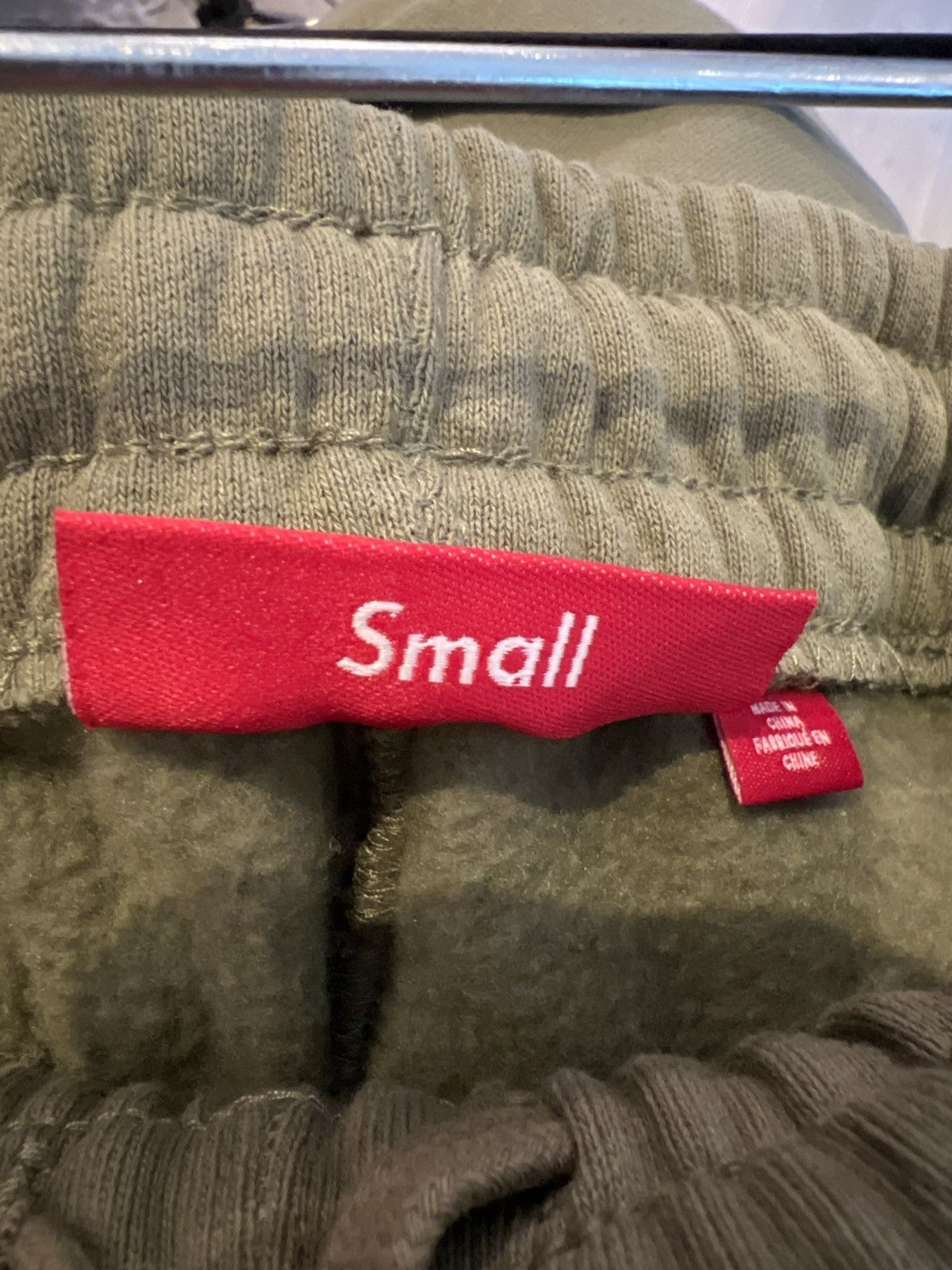 Supreme Supreme Satin Logo Olive Sweatpants Size US 31 - 3 Thumbnail