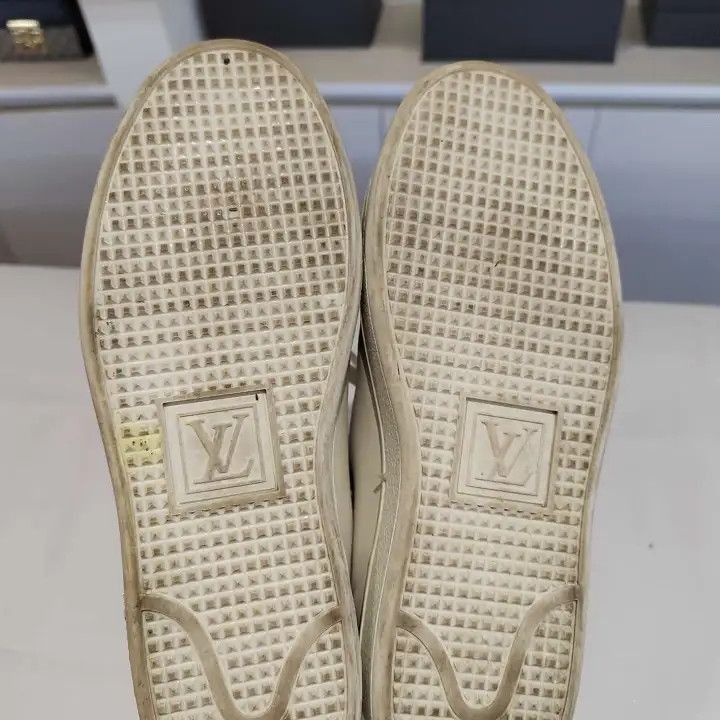 Louis Vuitton Louis Vuitton Frontrow White Low-Top Fashion Sneakers -2508 Size US 5 / IT 35 - 2 Thumbnail