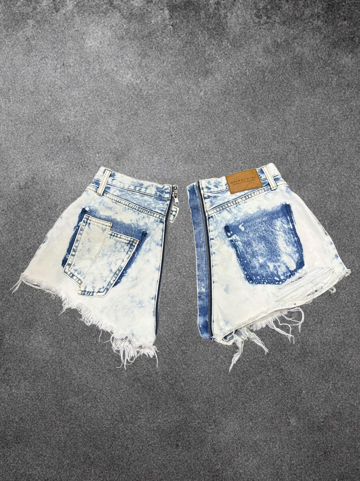 Fashion Victim Spiral Girl Split Zip Distressed Bleach Denim Hot Pants Size 25" / US 0 / IT 36 - 4 Thumbnail