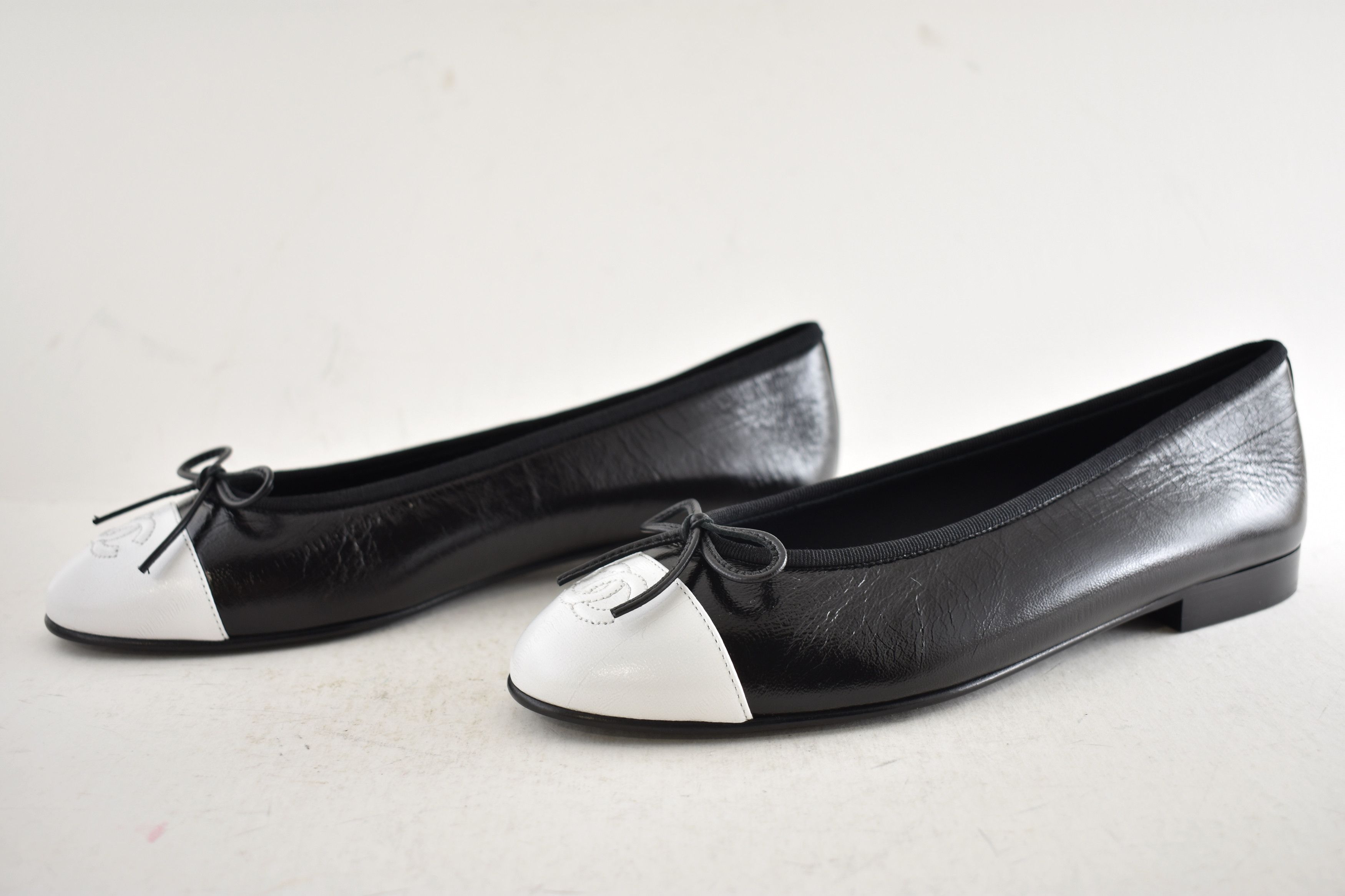 Chanel 26S White Crumpled Shiny Lambskin Ballet Ballerina Flat 35.5 Size US 5.5 / IT 35.5 - 19 Thumbnail