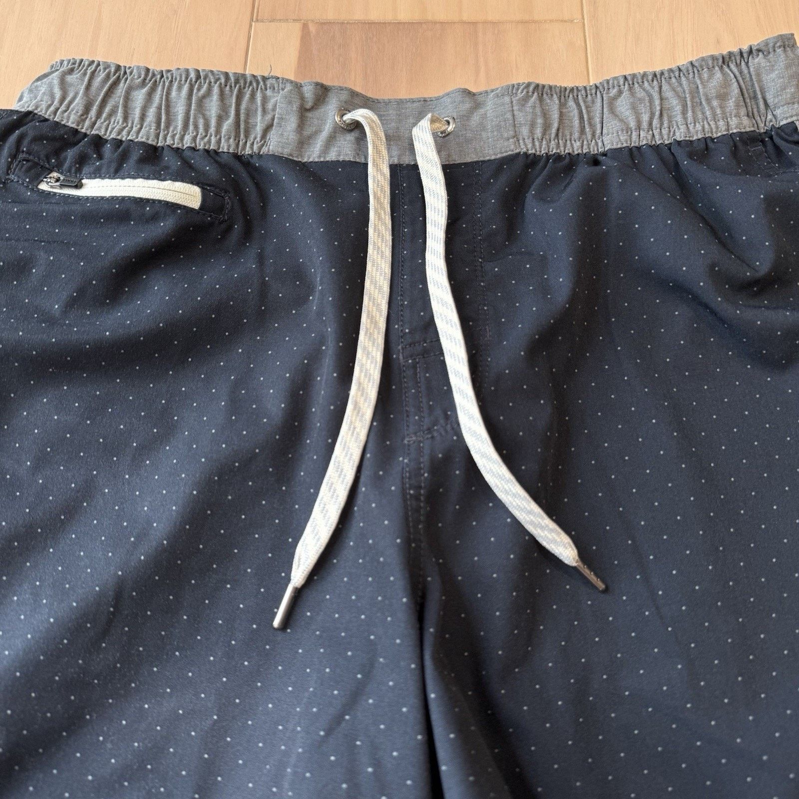 Vuori Vuori Banks Shorts Medium Black Polka Dot 5" Workout Size US 30 / EU 46 - 4 Thumbnail