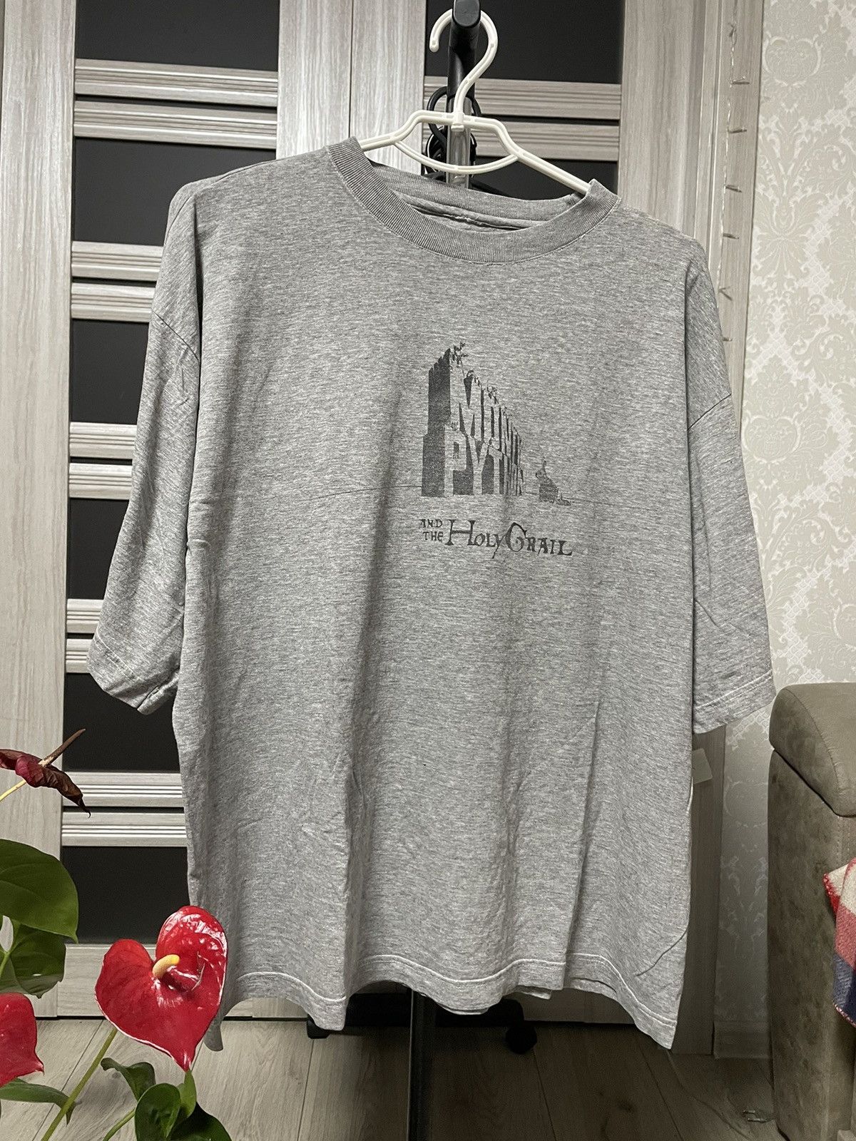 Vintage Vintage 90s Monty Python The Holy Grail Tee Comedy Movie Size US XL / EU 56 / 4 - 1 Thumbnail