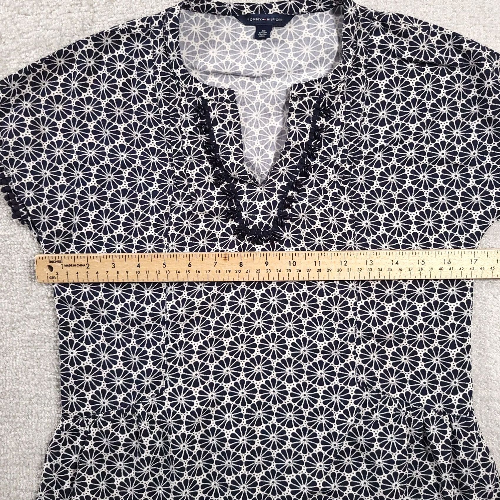 Tommy Hilfiger Tommy Hilfiger Top Womens Size XS Navy White V-Neckline Short Sleeve Floral Bead Size XS / US 0-2 / IT 36-38 - 4 Thumbnail