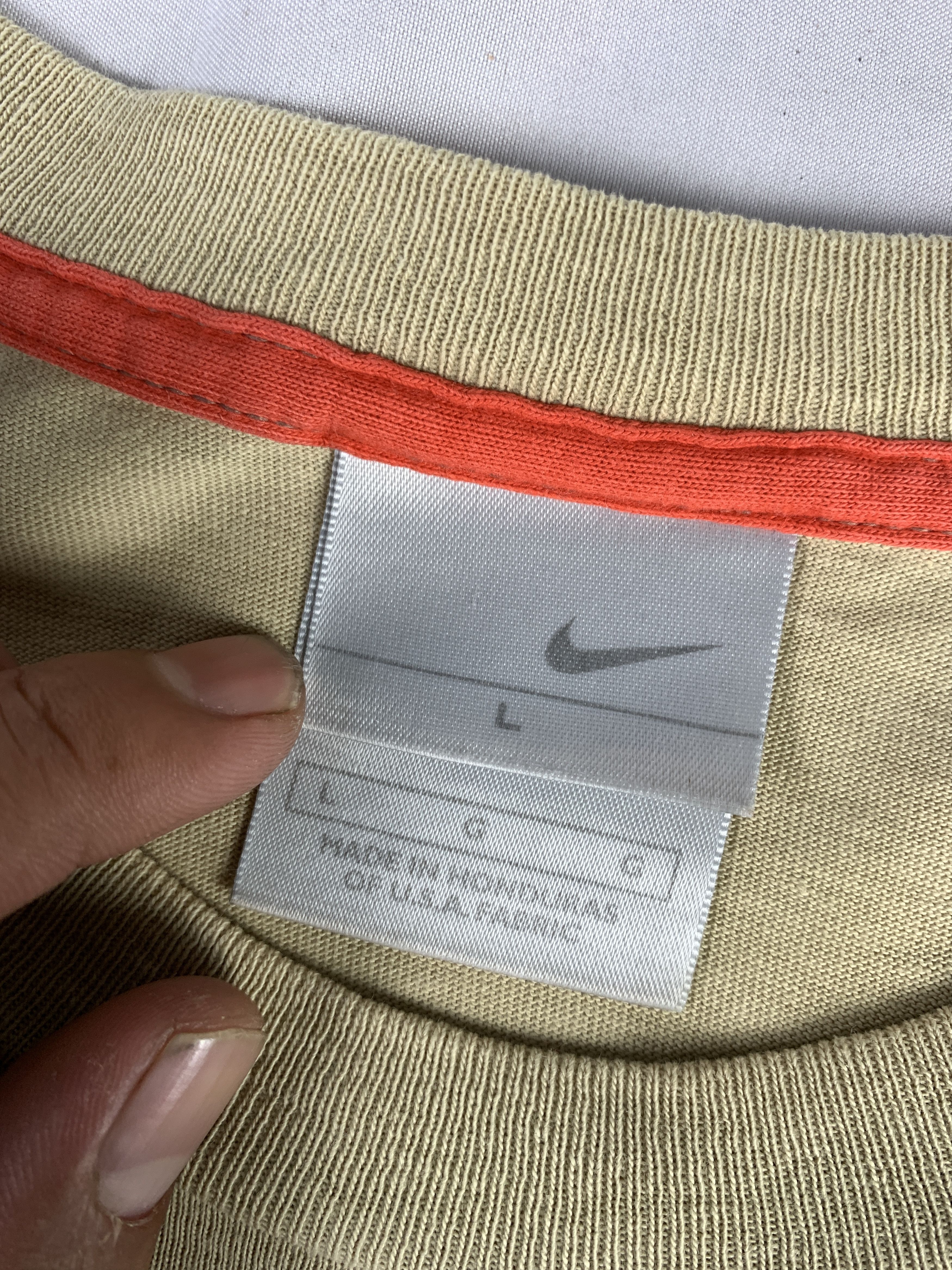 Nike 2000s Nike Beige Small Swoosh Tee (L) Size US L / EU 52-54 / 3 - 5 Thumbnail