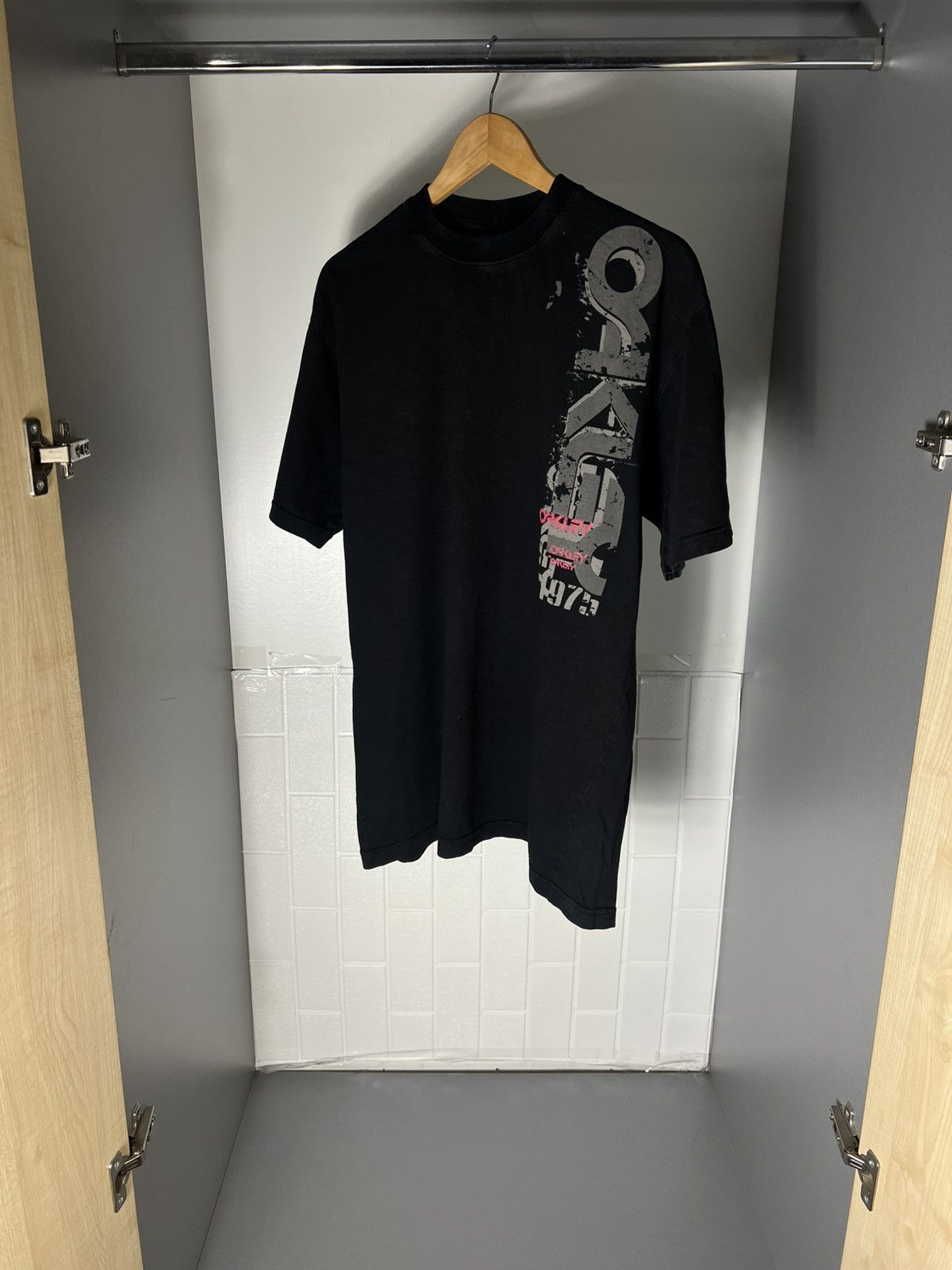 Oakley VINTAGE OAKLEY ART DESIGNER SURF T-SHIRT RETRO SK8 Y2K 90s Size US XL / EU 56 / 4 - 8 Thumbnail