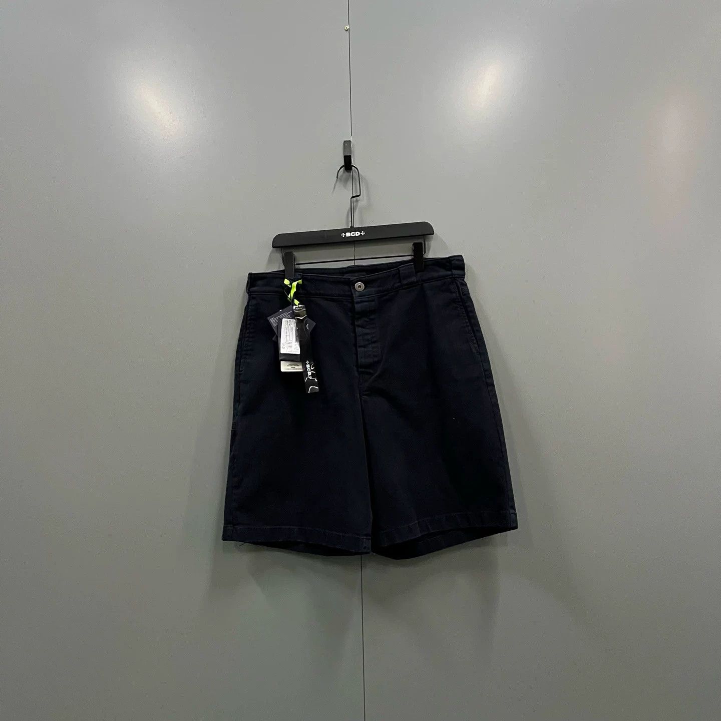 Prada PRADA Triangle Logo Embroidered Shorts Size US 28 / EU 44 - 1 Thumbnail